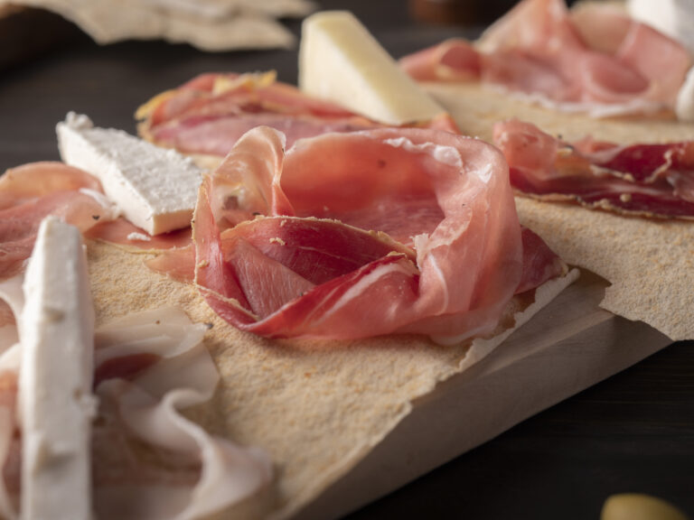 Taglieri con formaggi tipici e salumi sardi