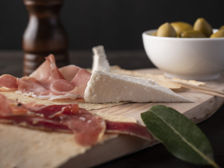 Taglieri con formaggi tipici e salumi sardi